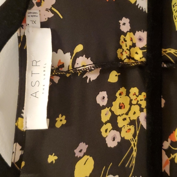 ASTR THE Label beautiful multi colored floral top - Picture 2 of 7